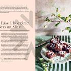 "A Very Easy Chocolate Coconut Slice." Rezept: Schokostücke mit Kokosraspeln auf einem Teller, daneben Blume in Vase.