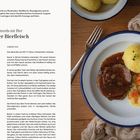 Rezepttitel: "Kulmbacher Bierfleisch". Links Zutaten und Zubereitung, rechts Gericht auf Teller mit Knödel und Gemüse.