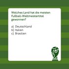 Welches Land hat die meisten Fußball-Weltmeistertitel gewonnen? a) Deutschland b) Italien c) Brasilien. Fußball-Logo.