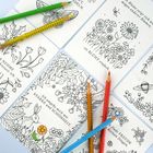 Texte: „Ich nehme den Tag mit Freude an“, „sie BLÜHT einfach“, „Ich umgebe mich mit STÄRKE und SCHÖNHEIT“. Illustrationen mit Blumen und Tieren. Farbige Stifte liegen daneben.