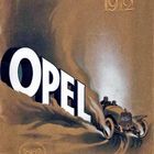 1912. Großes "OPEL"-Logo links. Illustration eines Autos fährt aus dem Logo heraus, mit zwei Menschen darin. Vintage-Stil.