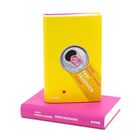 Buchcover mit "ANNA ROSINA FISCHER FREITAUCHEN ROMAN" in Gelb über Getränkedosen-Design. Darunter ein pinkes Buch.