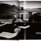 Text: "PROJECTS 1928–1968". Moderne Architektur mit Bergen im Hintergrund, dunkles Ambiente und Swimmingpool.