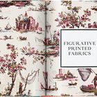 Text: "FIGURATIVE PRINTED FABRICS" in einem Kasten. Illustration von Segelbooten, Menschen, Häusern und Pflanzen in ländlicher Umgebung.