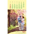 Kalender für April. Zitat von Phil Bosmans über göttliche Gegenwart. Bild von einem Paar auf einem Weg unter blühenden Bäumen.