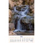 Ein Kalenderblatt für Mai mit einem Vers aus Psalm 16,8 vor einem Wasserfall in einer felsigen Umgebung.