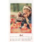 Oben ein inspirierender Text über die Schöpfung. Ein Kind fotografiert in Tulpenfeld. Unten steht "April" und Kalendertage.
