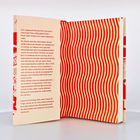 Linke Seite: Text über eine Bürokariere und inneren Kämpfe. Rechte Seite: Rote und weiße Wellenlinien auf hellem Hintergrund.