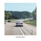 Text unten: „Das passt schon.“ Ein Auto fährt auf der Straße, ein Brett reicht aus dem Fenster.