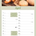 April. Tipps zum Pflanzen von Kartoffeln mit Wetterdaten. Holzlöffel, Zwiebeln und Kartoffeln in Körben.