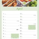 April. Garnelen auf Tellern mit Zitronen und Kräutern. Darunter ein Kalender für den Monat April.