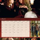 Text: "April, Montag, Dienstag, Mittwoch, Donnerstag, Freitag, Samstag, Sonntag." Szenen einer Unterrichtsstunde in Wahrsagen.