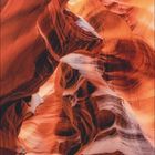 Kalenderseite April; darunter Monatsübersicht. Gezeigt wird eine Ansicht des Antelope Canyons mit geschwungenen Felsformationen.