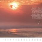 Ein Gedichtauszug aus „An das Meer“ von Louise Plönnies, unten Kalender mit April-Daten. Himmel und Sonnenuntergang.