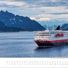 Aufschrift: "RICHARD WITH", "HURTIGRUTEN", Monat "april". Ein großes Schiff fährt vor einer Bergkulisse im Wasser.