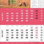 Kalender für April bis Juni 2027. Bild: Grüne Tür in einem Ziegelgebäude mit Lama und Person.