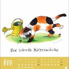 „Die schnelle Katzenwäsche.“ Eine Katze leckt sich auf Gras. Rechts unten APRIL Kalender, gelb unterlegt.