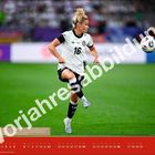 "Vorjahresabbildung", Spielerin in Trikot mit Nummer 16 auf Fußballfeld, Ball in der Luft, Kalenderseite für April.