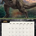 April-Kalender mit Wochentagen. Oben: Tyrannosaurus Rex vor Bergen. Unten: Kleiner T-Rex neben dem Kalender.