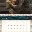 Text: "April". Ein Kalenderblatt mit einem monströsen, drachenartigen Wesen und einem weiteren kleinen fliegenden Drachen.