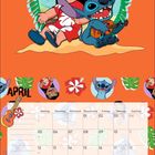 "April" steht oben. Ein Kalender für April darunter. Illustration: Zwei Figuren, eine mit Gitarre, sitzen am Strand.