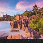 04 ist hervorgehoben. Eine malerische, felsige Küstenlandschaft bei Sonnenuntergang mit Palmen und leicht bewölktem Himmel.