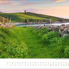Kalenderseite April; Wochentage und Daten unten. Malerische Küstenlandschaft mit grünen Hügeln und Steinmauern.