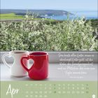 Eine rote und eine weiße Tasse vor einer blühenden Landschaft. Apr, Mo-So, Fr 4, Sa 18 hervorgehoben. Zitat von Jean de la Bruyère.