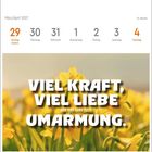 Texte: "Viel Kraft, viel Liebe und eine ganz feste Umarmung." Oben Kalender mit Daten, darunter gelbe Narzissen.