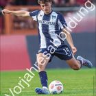 "Vorjahresabbildung" über einem Fußballer in blau-weißem Trikot. Kalender für April darunter.