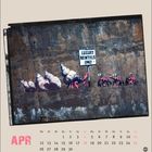 Text: "Luxury Rentals Only." Illustration von Krabben mit Muscheln und einem Schild, unten Kalender für April.