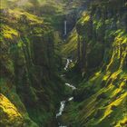 Kalender: April, hervorgehobene Sonntage 4 und 18; Bild von einem grünen Tal mit Wasserfall und Bach.