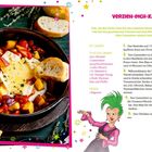 Verzieh-Dich-Käse. Rezept über Ofen-Camembert mit Kirschtomaten, Pfirsich, Balsamico und Baguette. Illustrationen von Sternen.