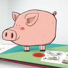 Ein 3D-Papierschweinchen mit einem runden Aufkleber: "Steck das Geld, das du sparen willst, zuerst in die Spardose!"