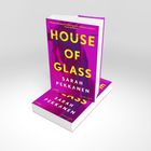 „HOUSE OF GLASS“, Sarah Pekkanen, Thriller. Zwei Bücherstapel, gelber Text auf pinkem Hintergrund.