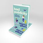 Text: "bad publicity", "Eine unwiderstehliche Second-Chance-Liebesgeschichte aus der Buchwelt", "bianca gillam", "Lübbe". Illustration mit Personen, Flugzeug, Koffer.