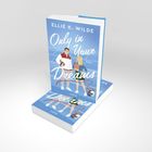 Buchtitel: "Only in Your Dreams" von Ellie K. Wilde. Illustration: Zwei Personen auf Fußballfeld, ein Footballhelm.
