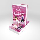 „Ellie K. Wilde. Only Between Us“. Illustrierter Buchumschlag: Frau und Footballspieler auf einer Bank, rosa Hintergrund.