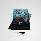 Buchtitel: "Once, Again, Always" von Amanda Gayle. Zwei Personen auf einem Sofa mit Buchstapeln im Hintergrund.