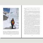 Eine Person steht in Winterkleidung vor einer massiven Eiswand. Text auf den Seiten beschreibt Schneebedingungen im Hochgebirge.