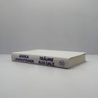 Buchrücken mit schwarzem Text: "ANIKA LANDSTEINER TRÄUME AUS SALZ". Weißes Buch auf hellem Hintergrund.