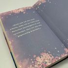 „Doch seit ich bei euch arbeite, habe ich so viele neue Menschen kennengelernt...“ Auf violettem Hintergrund mit rosa Blüten.