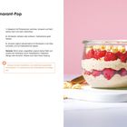 Himbeer-Amarant-Pop Rezept mit Zutatenliste und Zubereitung. Rechts ein Glas mit Joghurt, Himbeeren und Nüssen.