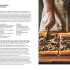 Text: Pissaladière mit Pilzen. Rezept für 4 Portionen. Anleitung für Tapenade und Tarte.

Eine Person schneidet eine rechteckige Tarte.
