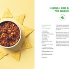 "CHILI CON CARNE MIT NACHOS", Rezept für 2 Erwachsene, 2 Kinder. Zutatenliste links, rechts Zubereitungsschritte. Links ein Schälchen Chili, dekoriert mit Nachos, die wie Sonnenstrahlen angeordnet sind.