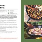 **Text:** Champignon-Brot-Pfanne, Zutaten und Zubereitungsschritte für 4 Portionen.  
**Beschreibung:** Zwei Pfannen mit gebratenen Pilzen und Brot, eine auf einem Rost über Flammen.