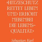 Zitat: „Hitzeschutz rettet Leben und erhöht nebenbei die Lebensqualität.“ Sebastian Karl. Oranger Hintergrund.