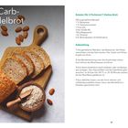 "Low-Carb-Mandelbrot" steht geschrieben. Links Brot auf Holzbrett mit Mandeln und Mehl in kleinem Holzschälchen.