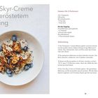 Chia-Skyr-Creme mit geröstetem Topping, Zutaten und Zubereitung beschrieben; Bild zeigt eine Schale mit Creme, Walnüssen und Früchten.