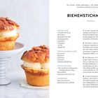 Der Text beschreibt ein Rezept für Bienenstichmuffins mit Zutaten und Zubereitungsschritten, daneben Fotos der fertigen Muffins.